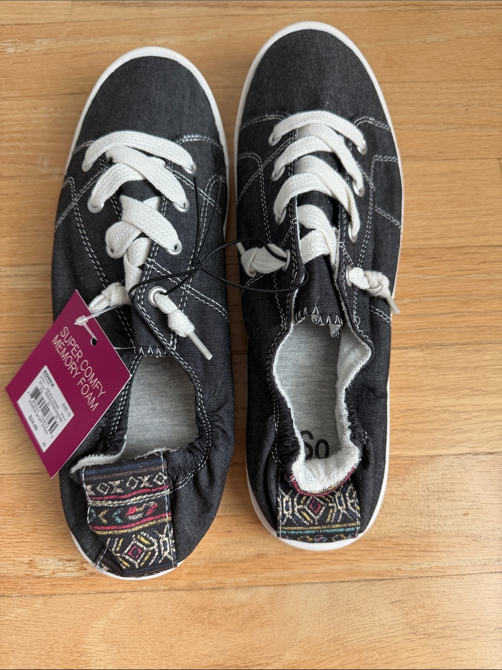 SO Black Canvas Low-Top Sneakers with White Laces and Patterned Heel